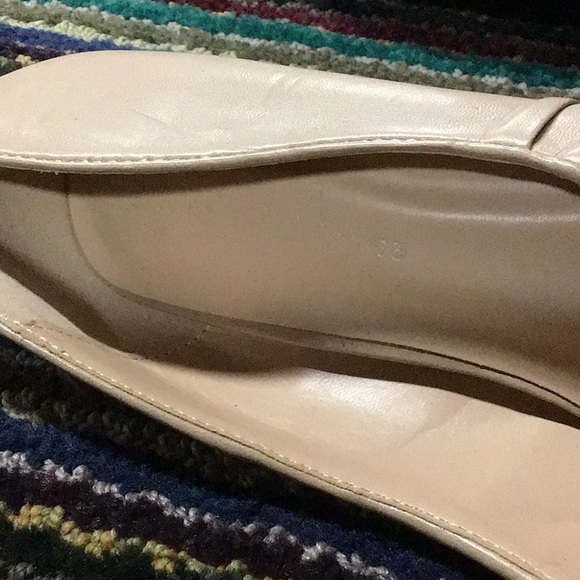 Tan pumps with bow - Picture 2 of 5